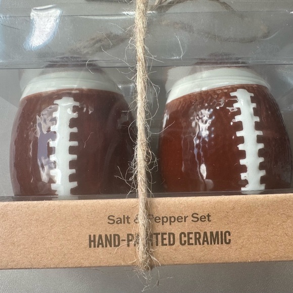 Football Cute Salt And Pepper Shakers Collectibles Decor Halftime Collection - Picture 1 of 3